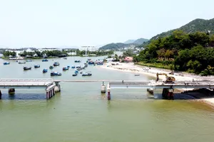 Đập cầu cũ, đơn vị thi công thả bê tông trực tiếp xuống sông?