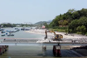 Chủ tịch UBND Khánh Hòa yêu cầu khắc phục vụ thả bê tông xuống sông Cái