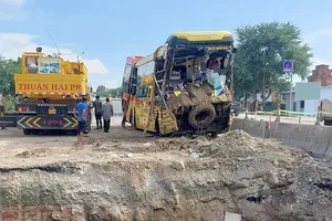 Xe giường nằm lao xuống hố bên quốc lộ, 33 khách trên xe hoảng loạn