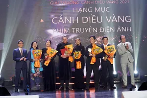 Đêm tối rực rỡ của đạo diễn Aaron Robert Toronto giành Cánh diều vàng 2021