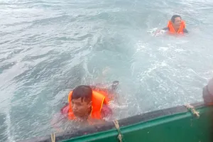 Tàu Trường Sa 12 cứu 4 ngư dân tàu cá Bình Định mắc cạn trên biển