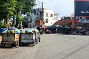 Ninh Thuận: Bãi tập kết rác bốc mùi hôi ngay dưới lòng đường thành phố