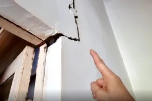 Yêu cầu sớm giải quyết việc nhà bị nứt do thi công đập sông Dinh