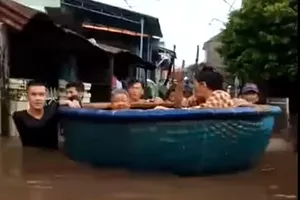 Khánh Hòa: Hàng chục căn nhà bị ngập sâu cả mét do mưa lớn