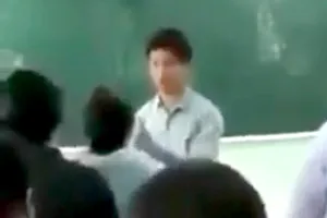 Nữ sinh dùng lời lẽ thô tục tranh cãi với thầy giáo bị đình chỉ học 1 tuần