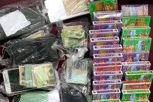 Công an tạm giữ 11 người đánh bài trong quán cà phê ở Ninh Thuận