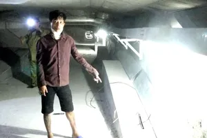 Cắt trộm dây điện trong hầm cầu bán lấy tiền đánh bạc