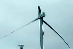 Cánh quạt điện gió gãy treo lủng lẳng ở Ninh Thuận