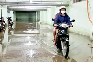 Một tuần qua, chung cư nhà ở xã hội vẫn chưa hết ngập