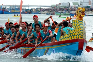 Ngư dân Ninh Thuận tranh tài giải đua thuyền rồng truyền thống