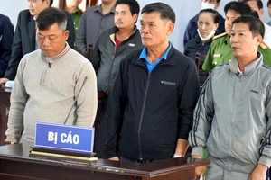 Hoãn xử 3 thanh tra giao thông dừng xe kiểm tra trên cầu gây tai nạn chết người