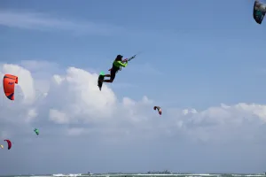 Mãn nhãn với màn biểu diễn lướt ván diều trên biển Ninh Thuận