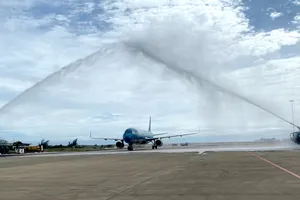 Khánh Hòa phun vòi rồng chào đón du khách quốc tế đầu tiên năm 2023