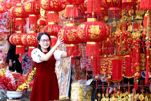 Người dân hớn hở check in phố bán bao lì xì ở Nha Trang