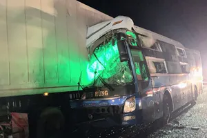 Xe khách tông vào đuôi container, 2 người tử vong