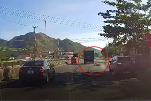 Xe biển đỏ không dừng lại sau khi va chạm giao thông ở Nha Trang