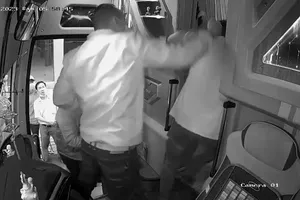 Tài xế bị đánh vì không dừng xe trên cao tốc cho khách đi vệ sinh