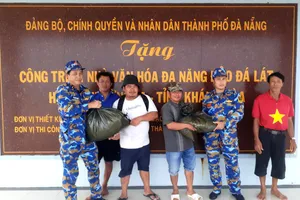 Vùng 4 Hải quân hỗ trợ cho 500 ngư dân đang tránh trú gió mùa ở Trường Sa