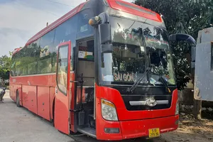 Xe giường nằm dùng giấy kiểm định giả để chở khách và... gà