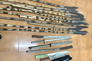 Bị truy bắt, gọi đàn em chuẩn bị hung khí đi trả thù công an