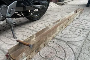 Thanh thép công trình rơi xuống đường trúng 2 người dân