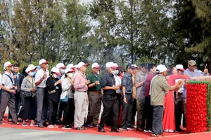 Dòng người dâng hương tưởng niệm 35 năm 64 chiến sĩ Gạc Ma