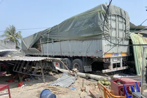 Xe tải lao vào quán cà phê, nhiều người bị thương