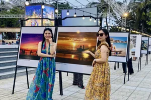 'Xứ trầm, biển yến' thu hút du khách tham quan