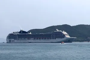 Hơn 1.000 du khách châu Âu từ siêu tàu du lịch tham quan Nha Trang