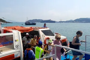 Gần 850 khách quốc tế từ tàu Queen Elizabeth 2 tham quan TP Nha Trang