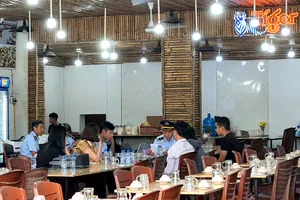 Niêm phong máy tính tiền nhà hàng bị tố 'chặt chém' du khách ở Nha Trang