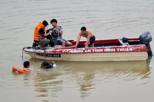 1 phụ nữ chèo thuyền ra giữa dòng rồi nhảy xuống sông Dinh