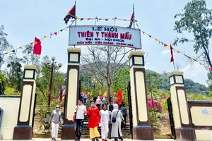 Hàng ngàn người hành hương đến lễ hội Thiên Y Thánh Mẫu tại Am Chúa