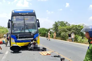 Người phụ nữ cùng xe máy dính vào đầu xe khách