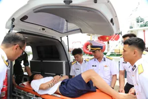 Quân y Trường Sa cứu chữa hai ngư dân bị tai nạn giảm áp khi lặn biển
