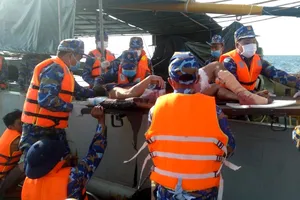 Phân đội Làng chài đảo Núi Le cứu hai ngư dân bị thương trên biển