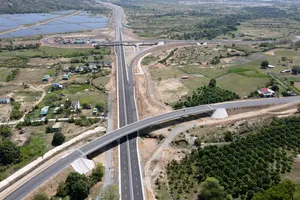 Một tuần nữa thông xe cao tốc Nha Trang - Cam Lâm