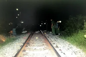 Tàu lửa tông chết thanh niên đi bộ qua đường sắt