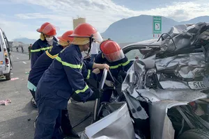 Hiện trường vụ tai nạn thảm khốc trên cao tốc Nha Trang - Cam Lâm