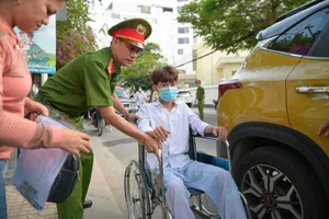 Hỗ trợ thí sinh ở Khánh Hòa bị tai nạn vào phòng thi 