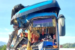 Tai nạn ô tô khách với xe tải trên cao tốc Nha Trang - Cam Lâm, 8 người thương vong 