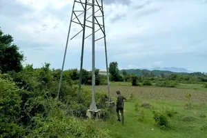 Báo động tình trạng tháo trộm thanh giằng trụ điện cao thế ở Khánh Hòa