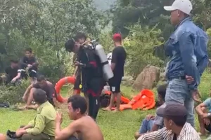 Phụ hồ trượt chân té xuống sông khi đi câu cá