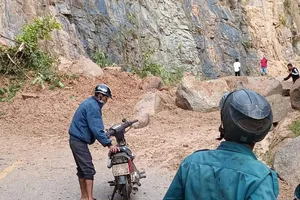 Ninh Thuận: Mưa lớn làm sạt lở nhiều đoạn đường đèo núi ở tỉnh lộ 707