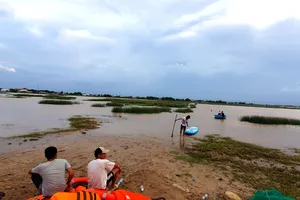 Hàng chục người tìm kiếm nam sinh lớp 6 nghi mất tích dưới ao