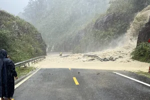 Sạt lở trên đèo Khánh Lê, quốc lộ 27C bị ách tắc