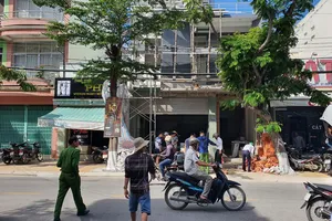 1 phụ hồ bị điện giật rơi từ trên giàn giáo xuống đất tử vong