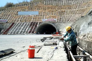 Chạy nước rút tiến độ trong hầm đường bộ dài thứ 4 cả nước
