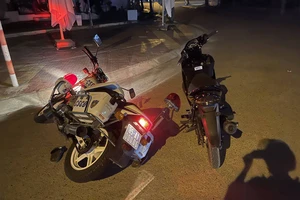 Khởi tố thanh niên say rượu đánh cảnh sát để giải vây cho bạn