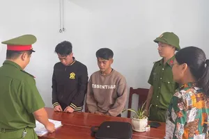 Bắt 5 thanh niên hiếp dâm bạn nhậu rồi quay clip